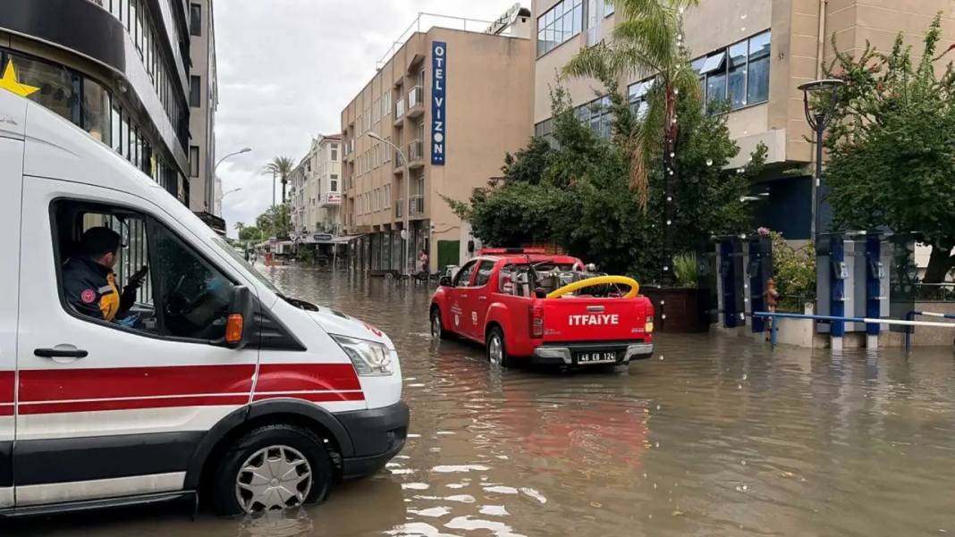 Muğla’yı Sağanak Felç Etti! Vatandaşlar Fethiye Sokaklarında Botla Gezdi 3
